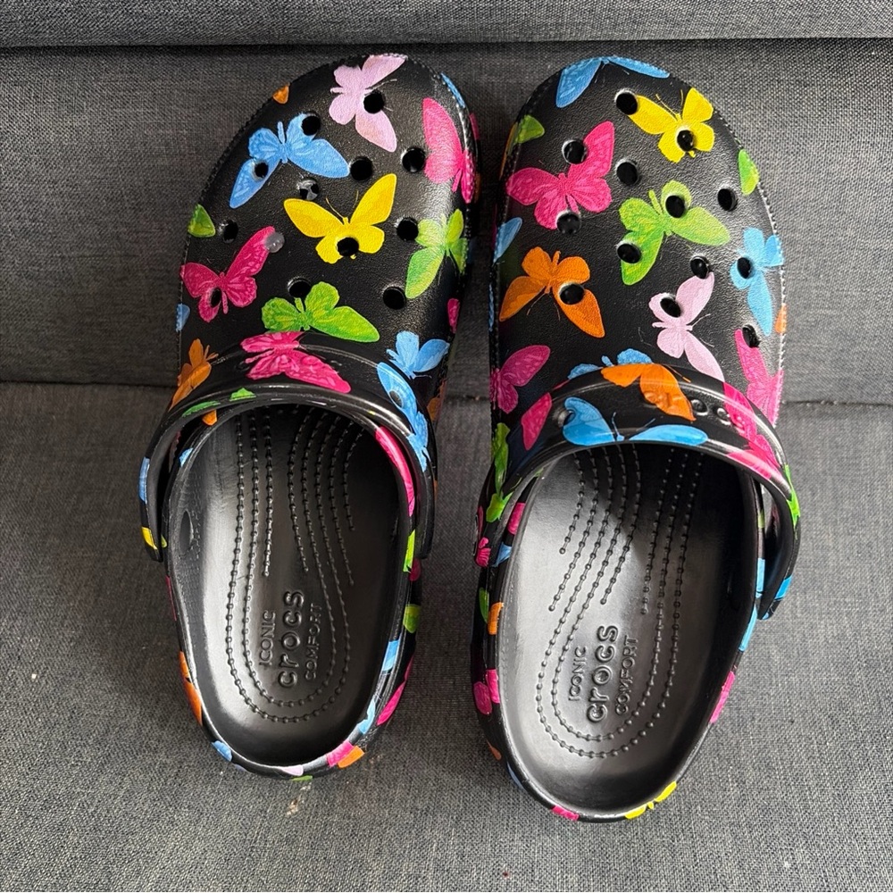 Butterfly print CROCS multicolor on black 2” Mules W8